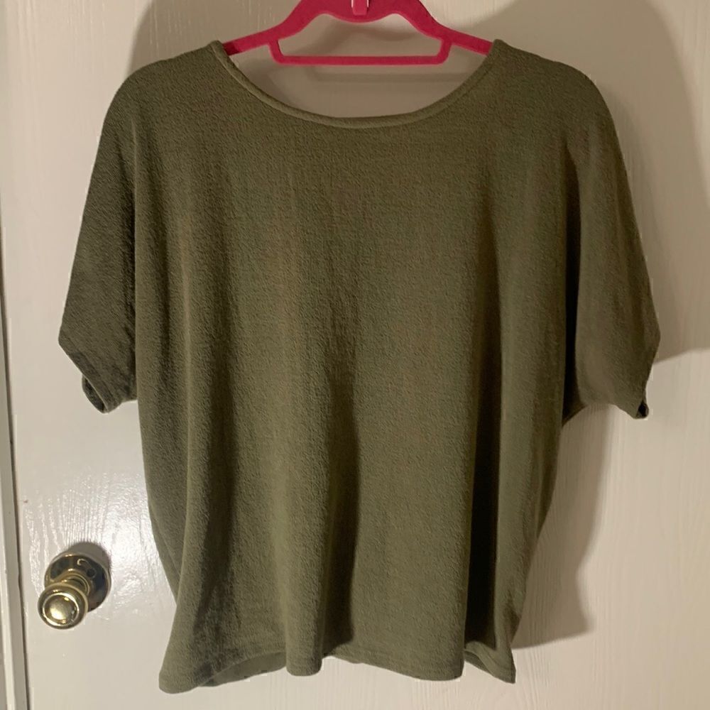 Alya Francesca’s EUC green open back short sleeve shirt Size Large